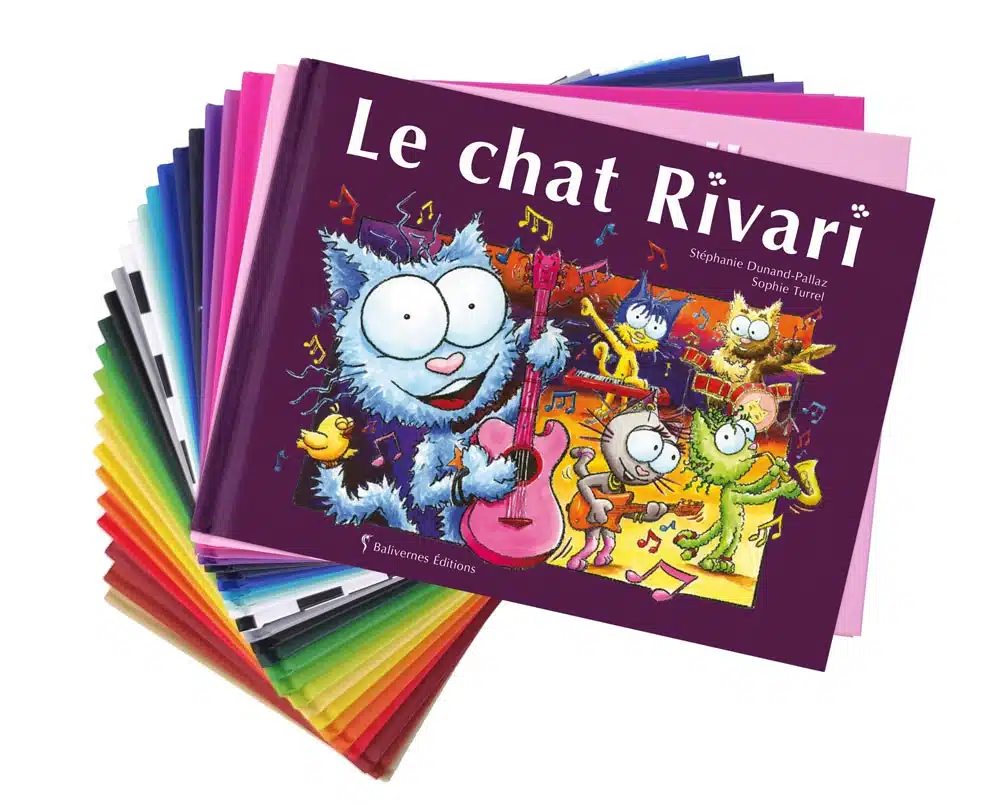 Photo éventail de livres avec le chat Rivari